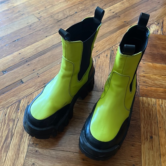 Very cool frogggy boots! - Picture 1 of 4